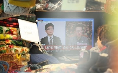 '친필 사인 떼고·사진 가리고'…전국서 尹 대통령 흔적 지우기