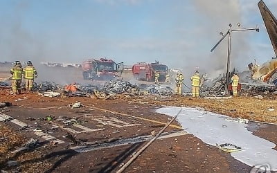 [속보] 소방청 "무안공항 사망자 64명으로 늘어…추가 확인 중"