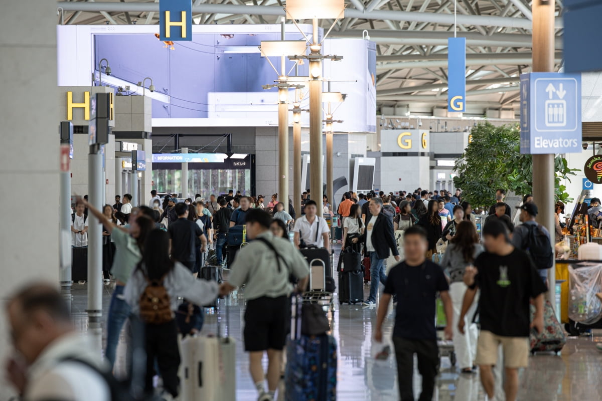  인천국제공항 출국장이 여행객들로 붐비고 있다. 사진=뉴스1