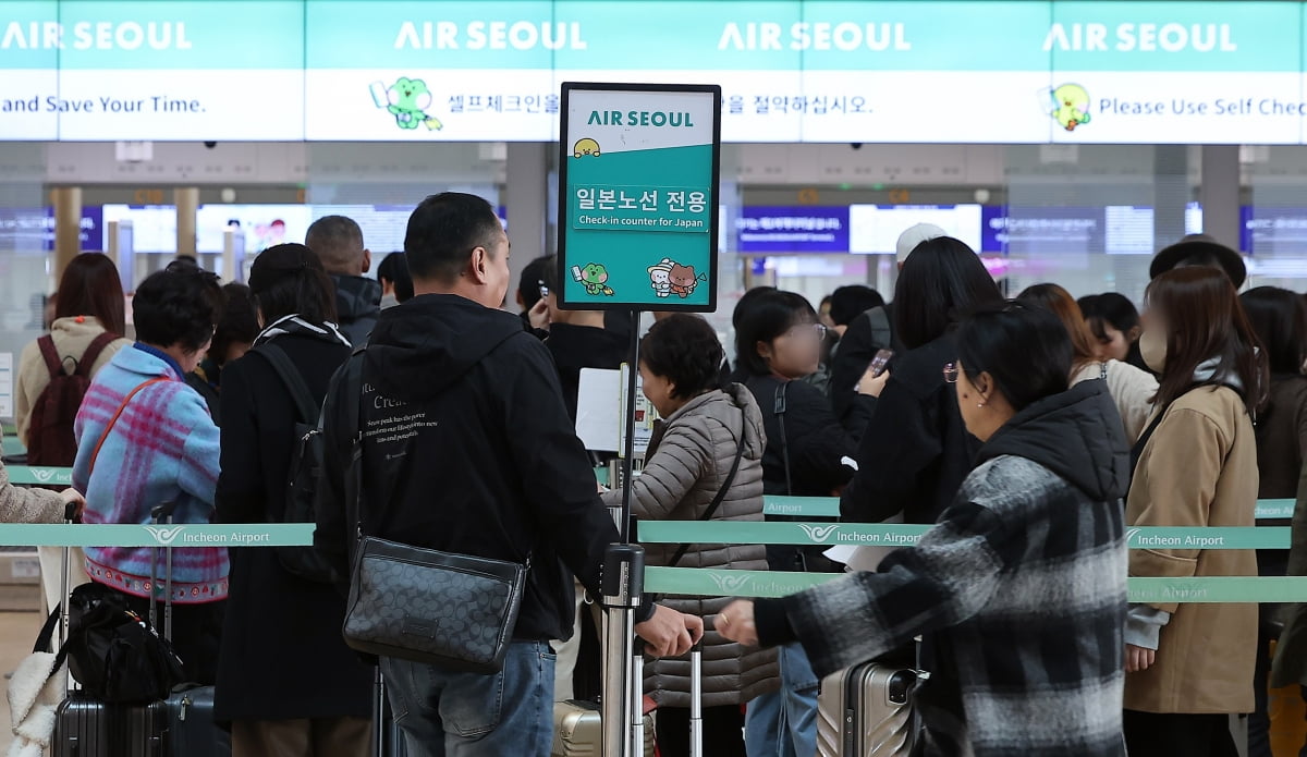  인천국제공항 제1터미널에서 일본으로 향하는 승객들이 탑승수속을 하기 위해 줄 서 기다리고 있다. 사진=뉴스1