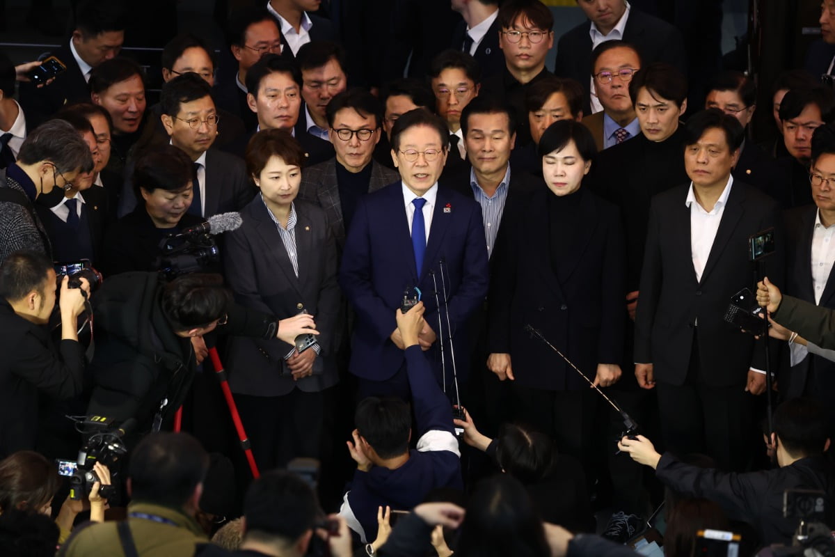 윤석열 대통령이 비상계엄령을 선포한 가운데 4일 새벽 서울 여의도 국회 로텐더홀에서 이재명 더불어민주당 대표 등 의원들이 비상계엄 해제 요구 결의안 통과 후 입장을 발표하고 있다./사진=뉴스1