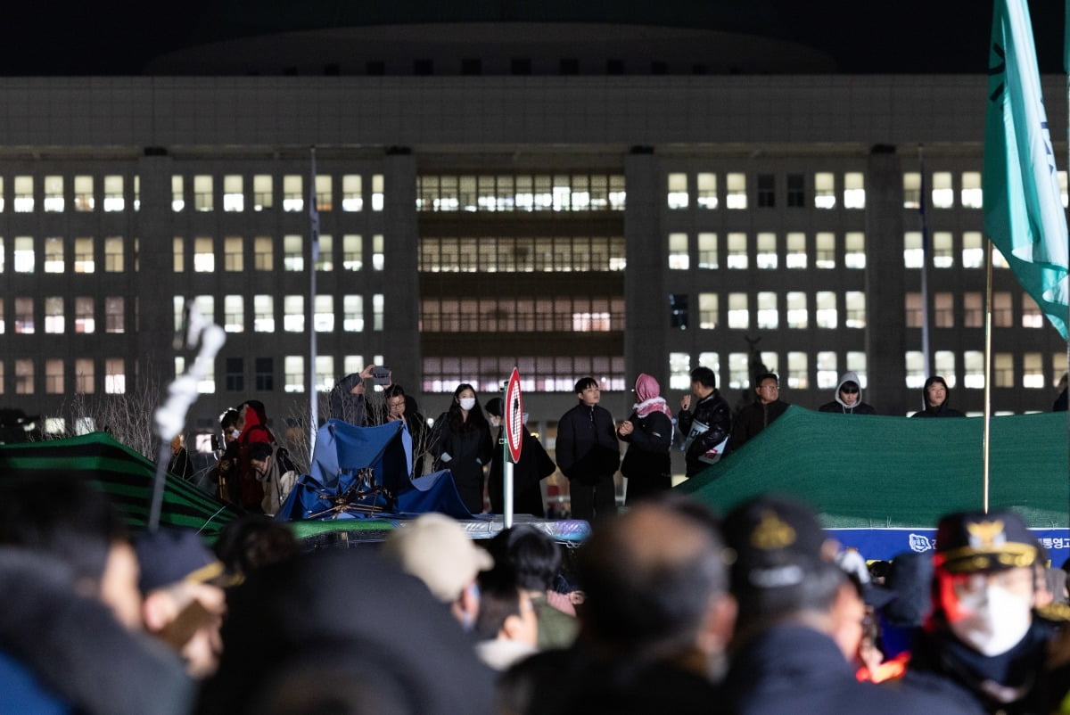 윤석열 대통령의 비상계엄 해제 요구 결의안이 국회 본회의에서 통과된 4일 새벽 서울 여의도 국회 정문 앞에 모인 시민들이 모여 있다. /사진=뉴스1