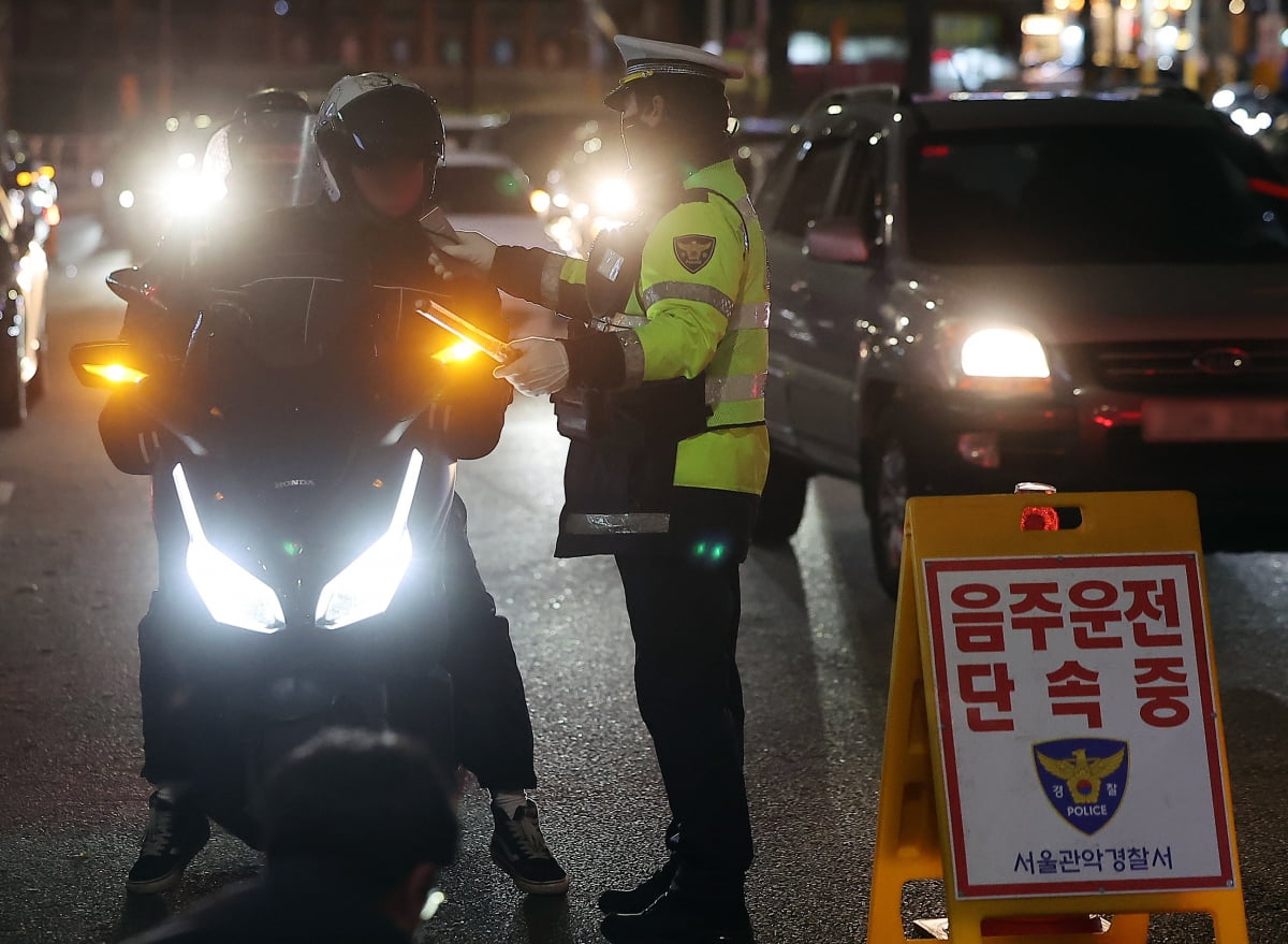 관악경찰서 교통안전계 경찰이 지난 3일 밤 서울 관악구의 한 도로에서 연말연시 음주·약물운전 특별단속을 하고 있다. /사진=뉴스1