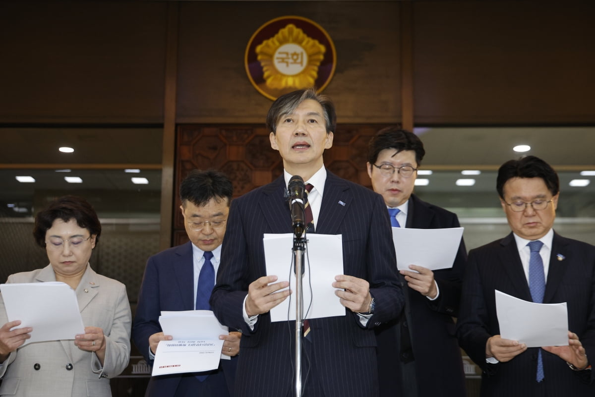 조국 조국혁신당 대표가 비상계엄이 해제된 4일 오전 서울 여의도 국회 로텐더홀에서 윤석열 대통령 탄핵소추안을 낭독하고 있다.  / 사진=뉴스1