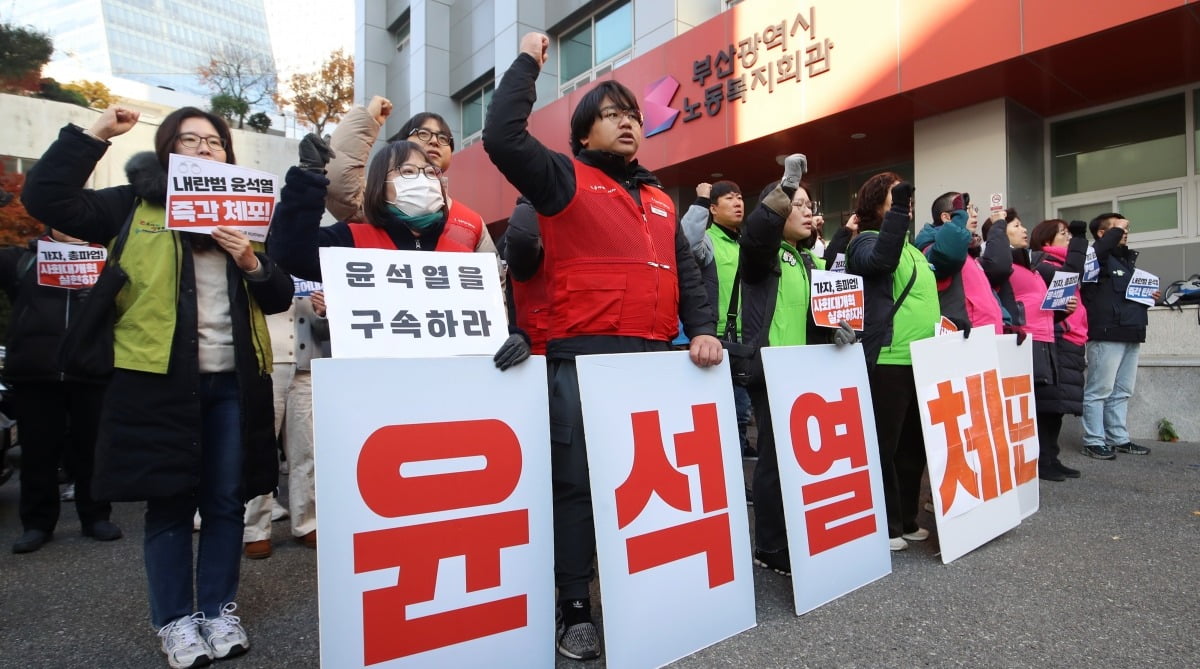 민주노총 부산본부 노조원들이 4일 오전 부산 동구 민주노총 부산지역본부 앞에서 윤석열 대통령의 비상계엄 선포와 관련해 긴급 결의대회를 열고 윤 대통령의 퇴진을 촉구하고 있다. 사진=뉴스1