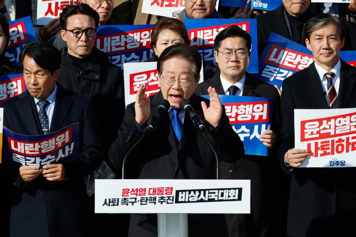 이재명 더불어민주당 대표가 4일 서울 여의도 국회 본청 계단에서 열린 ‘윤석열 대통령 사퇴촉구 탄핵추진 비상시국대회’에서 규탄사를 하고 있다. 뉴스1