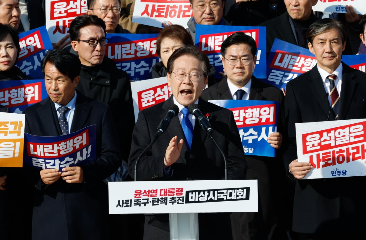 이재명 더불어민주당 대표가 4일 서울 여의도 국회 본청 계단에서 열린 ‘윤석열 대통령 사퇴촉구 탄핵추진 비상시국대회’에서 규탄사를 하고 있다.  / 사진=뉴스1