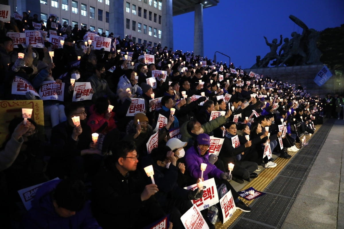 지난 4일 오후 서울 여의도 국회 본청 앞 계단에서 윤석열 대통령 사퇴촉구·탄핵 추진 범국민 촛불문화제가 열리고 있다./사진=에볼루션 카지노 사이트1