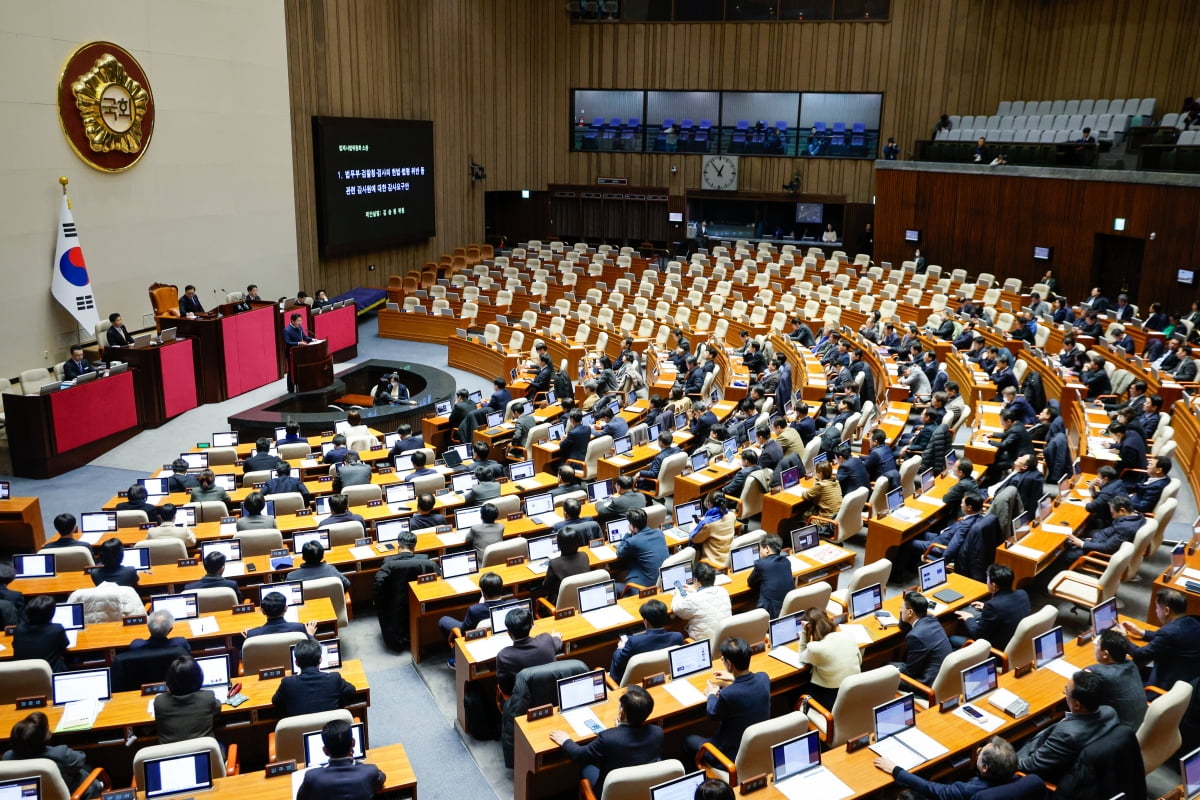 5일 오전 서울 여의도 국회에서 열린 제418회국회(정기회) 제16차 본회의에서 국민의힘 불참 속에 김승원 더불어민주당 법사위 간사가 법무부·검찰청·검사의 헌법·법령 위반 등 관련 감사원에 대한 감사요구안 제안설명을 하고 있다. 감사요구안은 재적 300인, 재석 188인, 찬성 185인, 반대 3인, 기권 0인으로 통과됐다. /사진=뉴스1