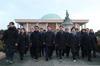 탄핵 표결 앞두고 시민들 국회로 속속 집결…3시부터 행진