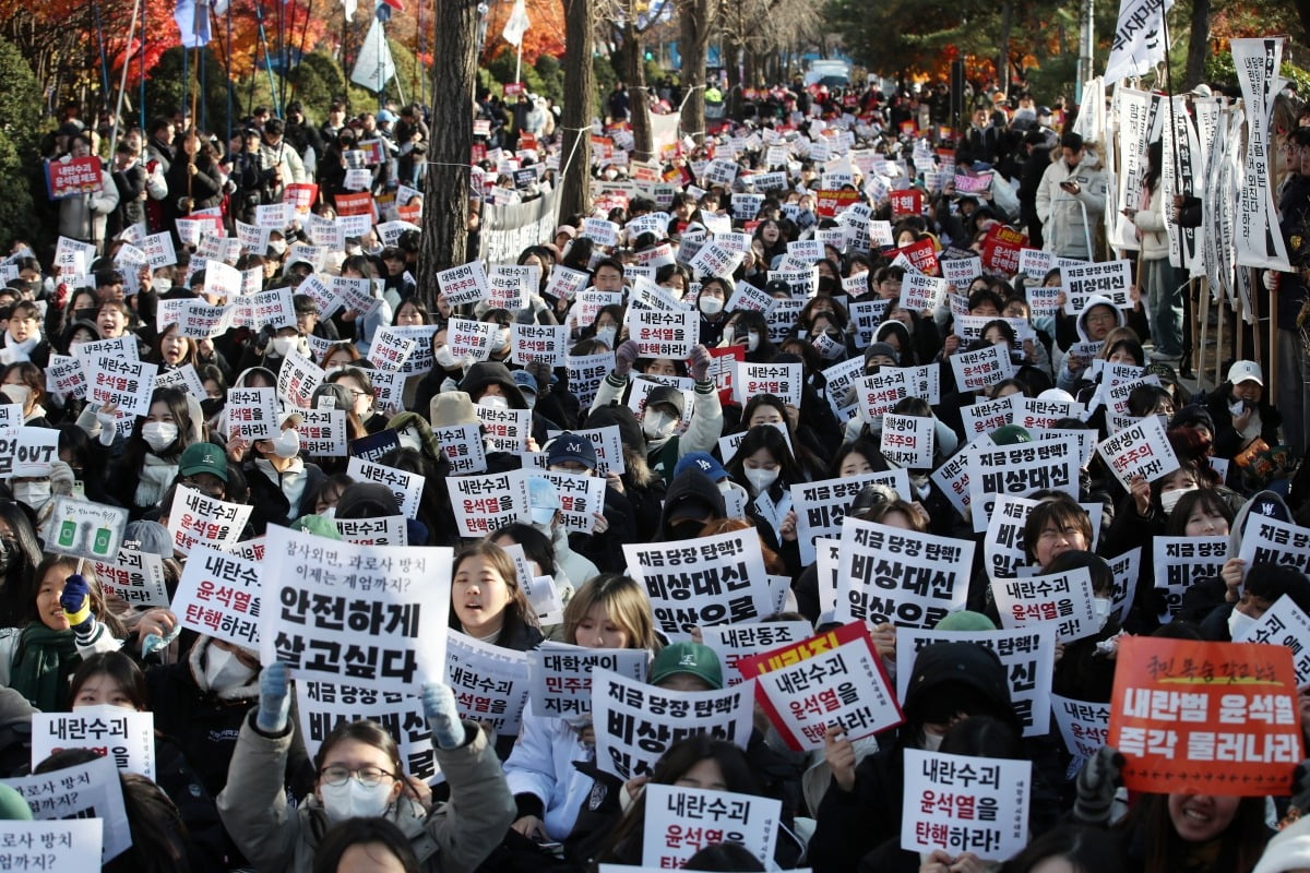 윤석열 대통령에 대한 국회 탄핵안 표결일인 7일 오후 서울 여의도 산업은행 인근에서 열린 '윤석열 퇴진 대학생 시국대회'에 참가한 대학생들이 윤 대통령 탄핵을 촉구하고 있다./사진=뉴스1