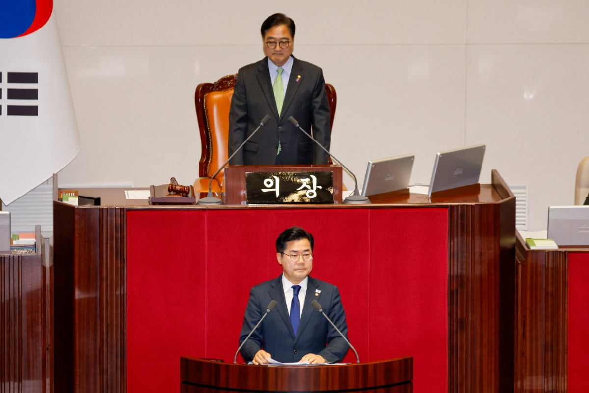 우원식 국회의장과 박찬대 더불어민주당 원내대표가 7일 오후 서울 여의도 국회에서 열린 제418회국회(정기회) 제17차 본회의에서 윤석열 대통령 탄핵소추안 제안설명을 하기 전 굳은 표정을 짓고 있다. 뉴스1