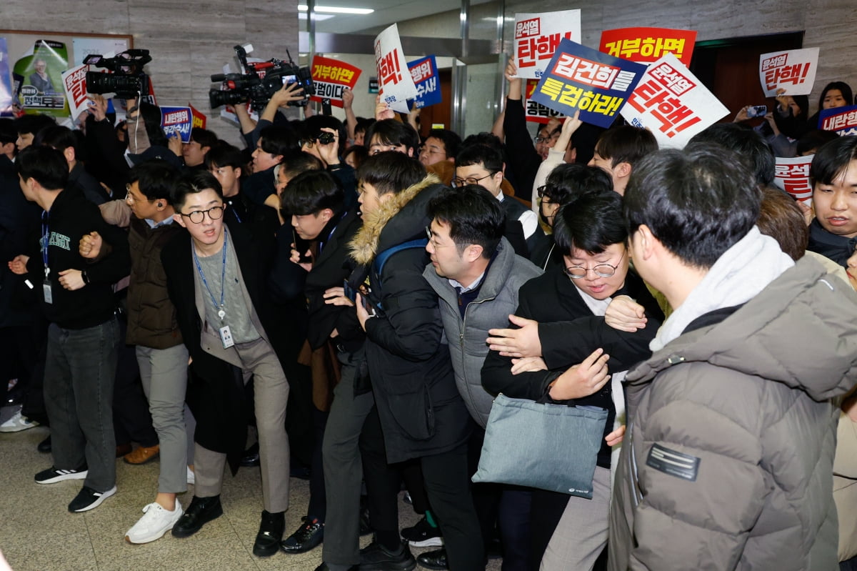 윤석열 대통령에 대한 탄핵소추안이 의결 정족수 부족으로 폐기된 7일 오후 서울 여의도 국회 국민의힘 의원총회장 앞에서 야당 당직자와 보좌관 등이 '김건희를 특검하라', '윤석열 탄핵' 등의 손팻말을 들고 항의하고 있다./ 사진=뉴스1