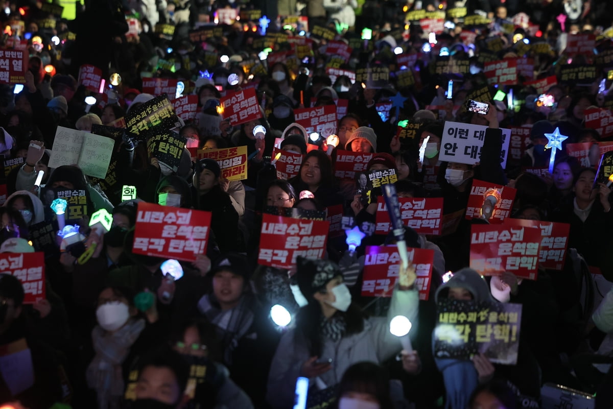 11일 오후 서울 영등포구 여의도 국회 앞에서 열린 '윤석열 즉각 탄핵 구속 촉구 촛불문화제'에서 참가자들이 응원봉과 손팻말을 들고 있다. /사진=뉴스1