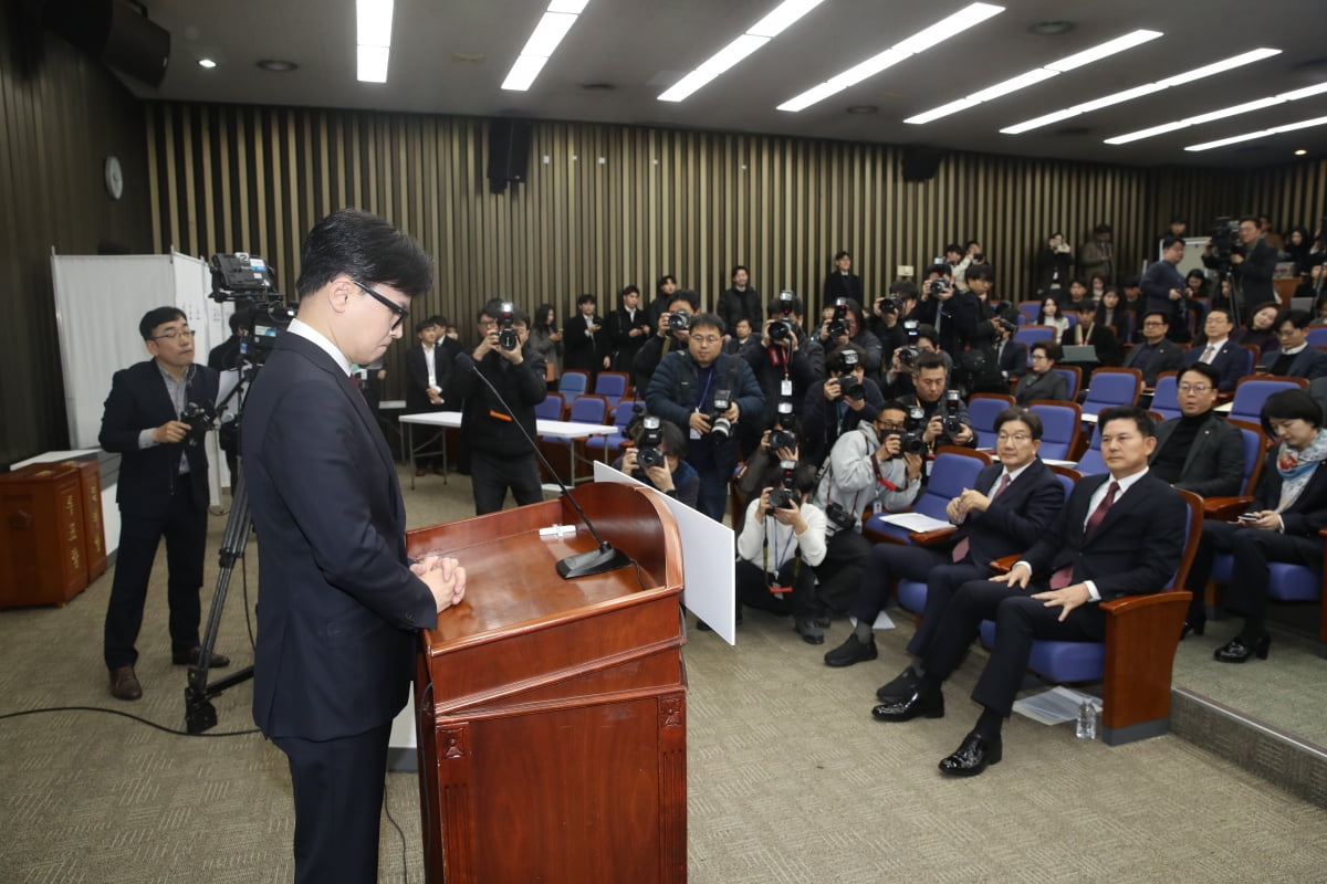 한동훈 국민의힘 대표가 12일 오후 서울 여의도 국회에서 열린 2024 원내대표 선출 선거 의원총회에서 발언대에 서 있다./ 사진=뉴스1