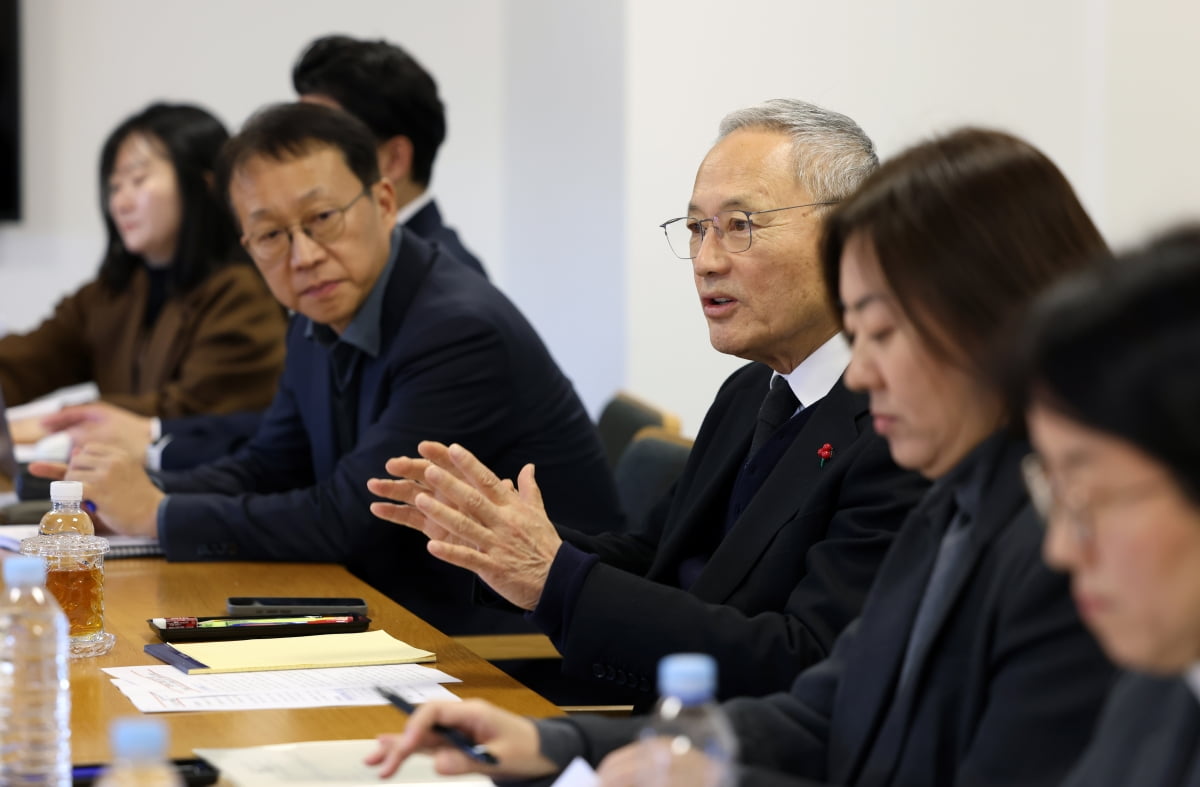 유인촌 문화체육관광부 장관이 12일 서울 종로구 국립현대미술관 서울관에서 수영, 유도, 탁구, 양궁, 빙상, 축구 등 6개 종목단체 관계자를 만나 체육 교류 활성화 방안을 논의하고 있다. 사진=뉴스1