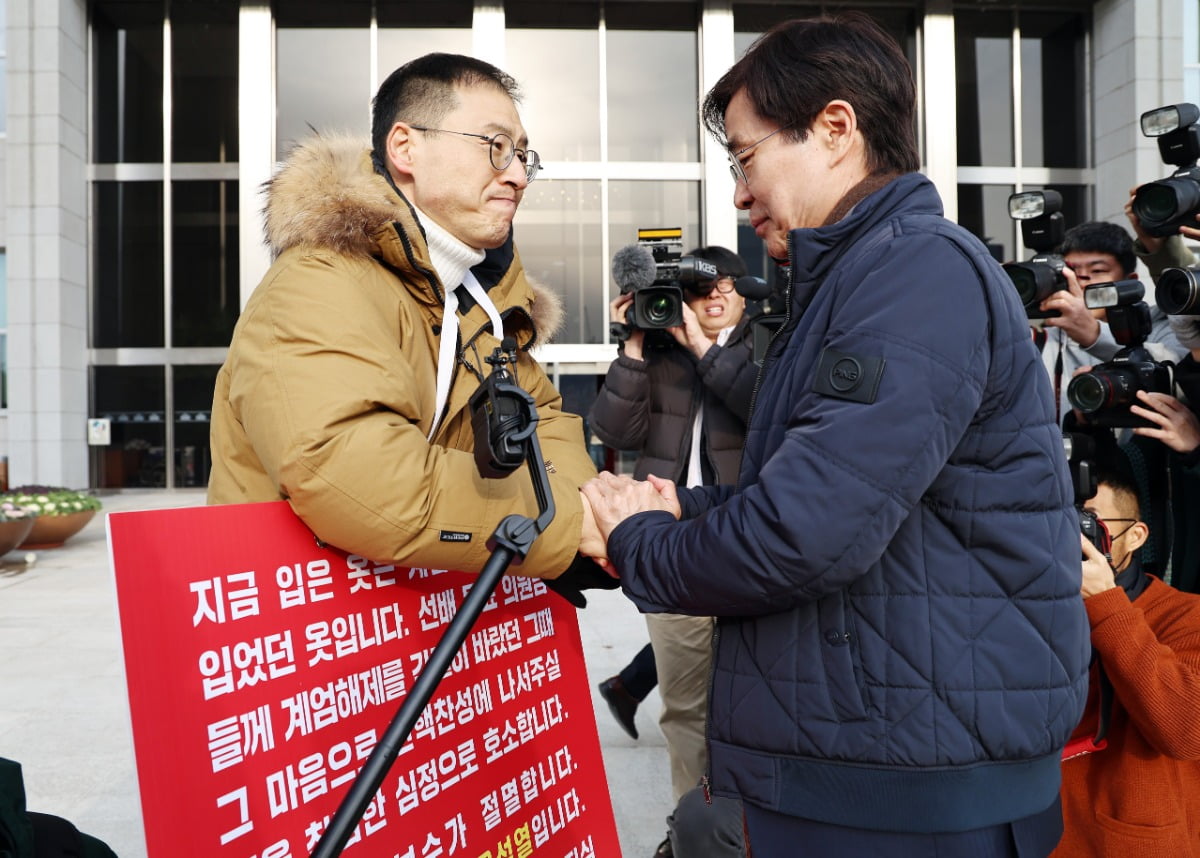 지난 13일 국회 본청 앞에서 1인 시위하는 김상욱 바카라 가상 머니 사이트을 격려하는 조경태 바카라 가상 머니 사이트. / 사진=뉴스1