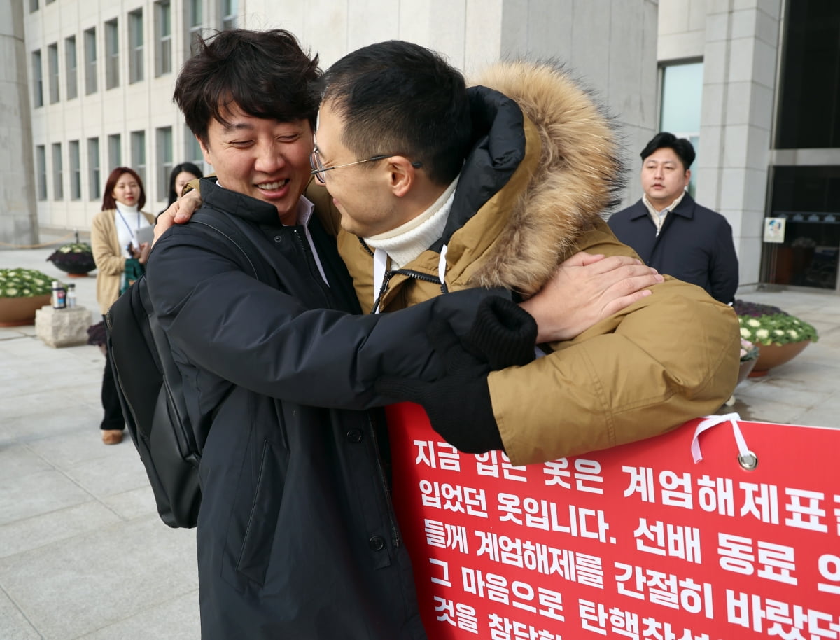 상욱 국민의힘 의원이 13일 오전 서울 여의도 국회 본청 앞에서 윤석열 대통령 탄핵 표결 찬성을 호소하던 중 이준석 개혁신당 의원과 포옹하고 있다.  / 사진=뉴스1