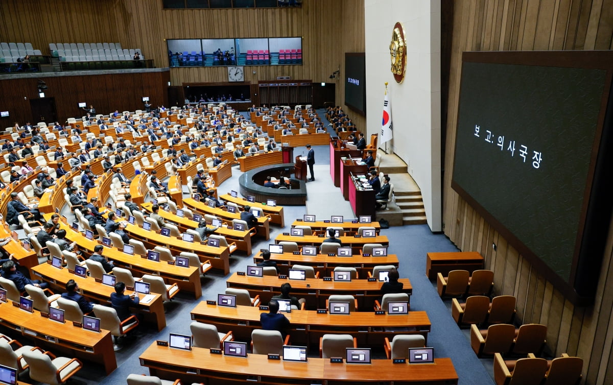 정명호 국회 의사국장이 13일 오후 제419회국회 3차 본회의에서 윤석열 대통령 탄핵소추안을 보고하고 있다. 사진=토스 카지노1