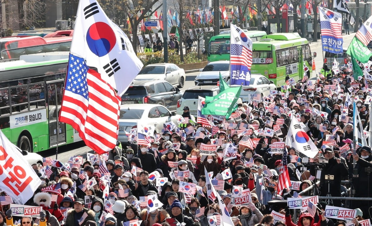 윤석열 대통령에 대한 국회 탄핵소추안 표결을 앞둔 14일 서울 세종대로 일대에서 열린 자유통일당 및 보수단체의 윤 대통령 탄핵 반대 집회로 인해 도로가 일부 통제되고 있다. 사진=뉴스1