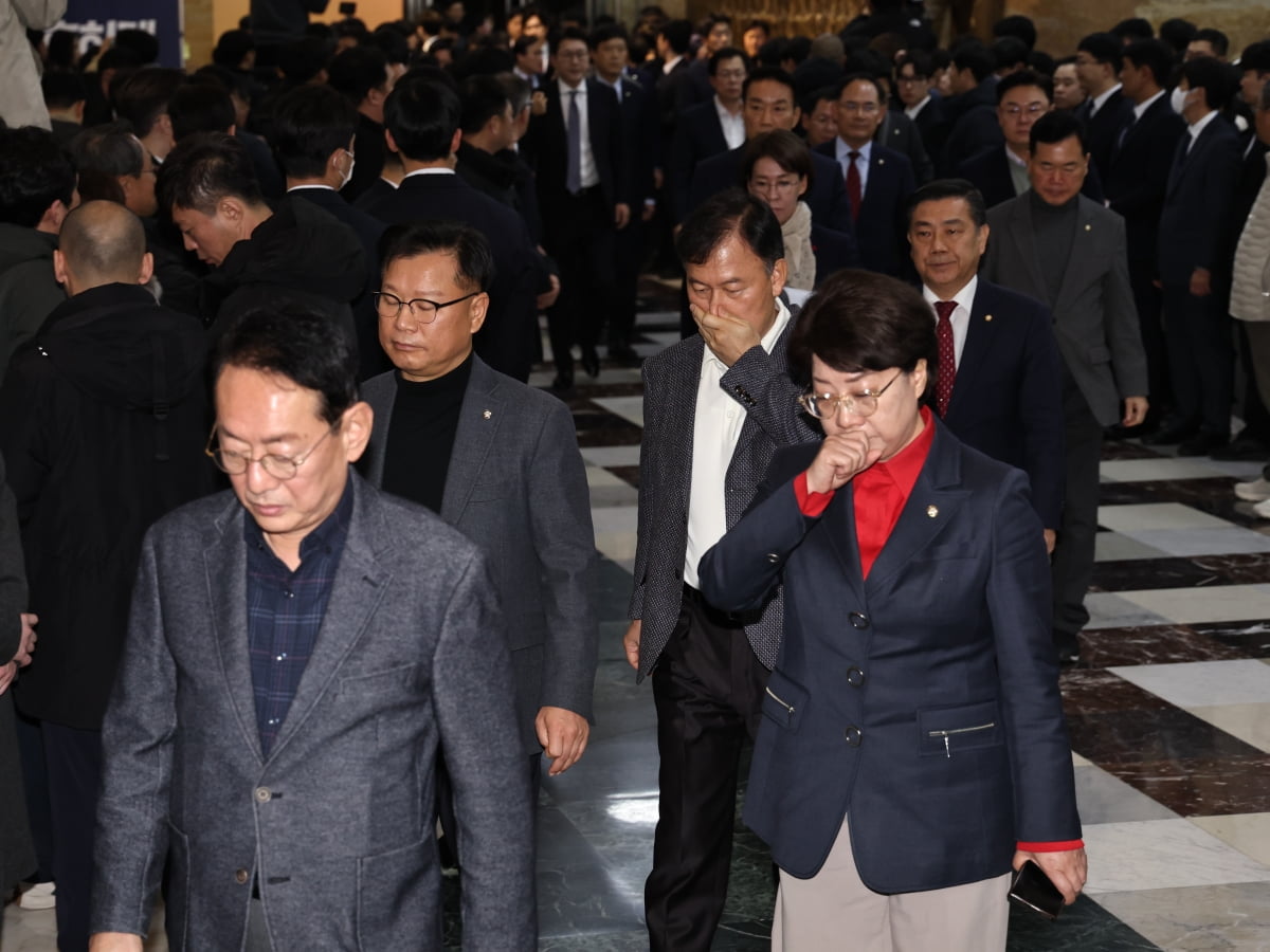 윤석열 대통령에 대한 탄핵소추안이 가결된 14일 추경호 국민의힘 전 원내대표를 비롯한 의원들이 윤석열 대통령 탄핵소추안 가결 후 본회의장을 나서고 있다. /사진=뉴스1