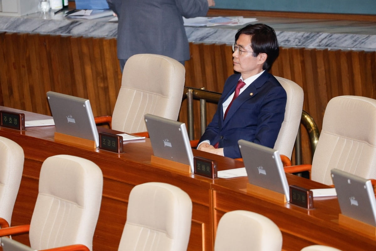 조경태 국민의힘 의원이 14일 오후 서울 여의도 국회 본회의장에서 윤석열 대통령 탄핵소추안이 가결된 뒤 생각에 잠겨 있다. 사진=뉴스1