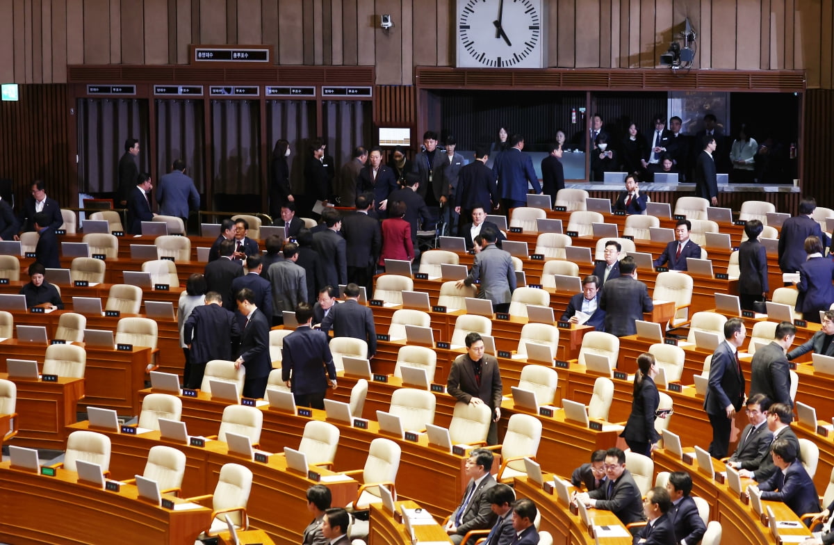 국민의힘 의원들이 14일 오후 서울 여의도 국회에서 열린 제419회국회(임시회) 제4차 본회의에서 윤석열 대통령 사설 카지노 가결되자 본회의장을 나서고 있다./ 사진=뉴스1