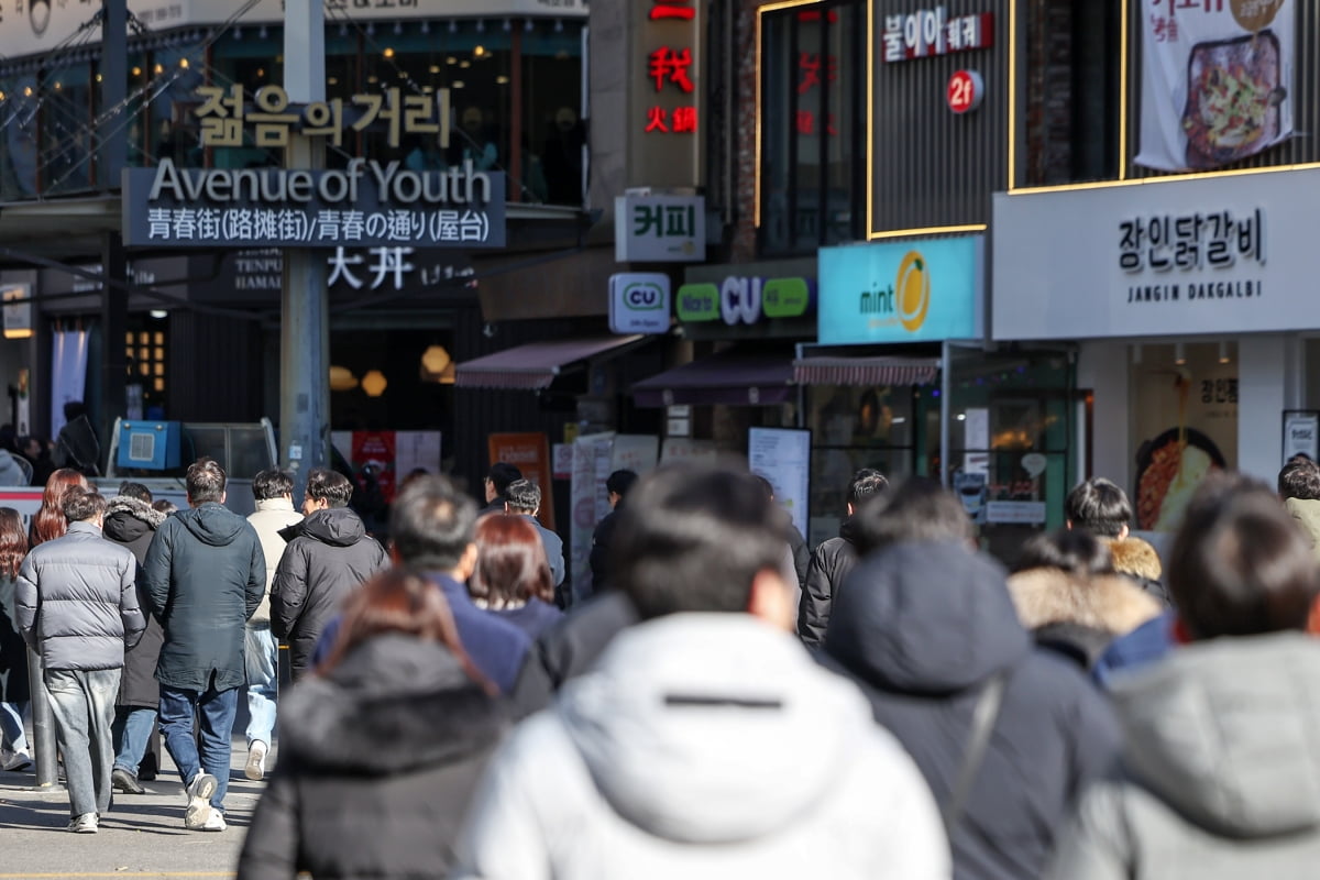 서울 중구의 오피스 밀집 지역에서 직장인들이 점심시간을 맞아 종로3가 일대 먹자골목으로 향하고 있다. 사진=뉴스1