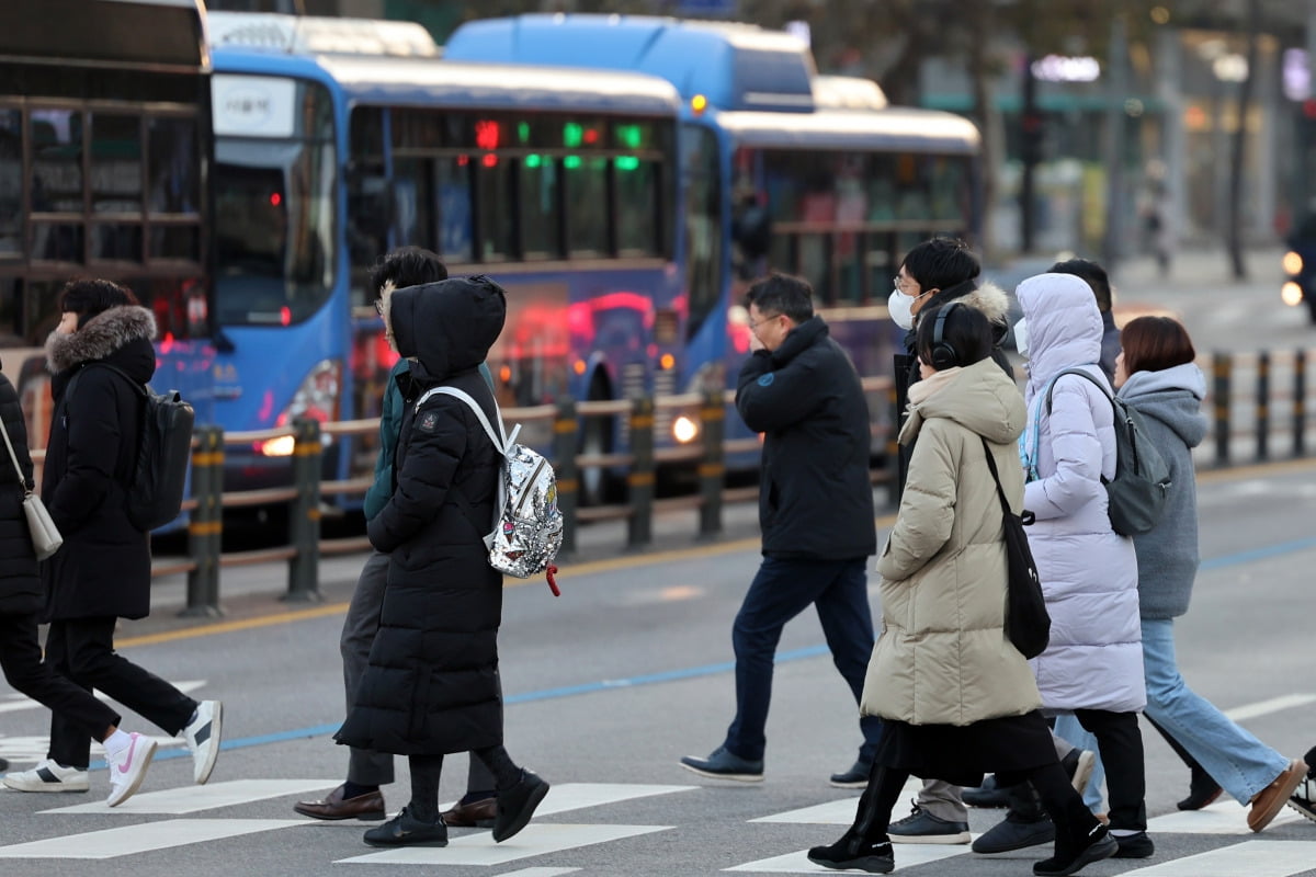 지난 19일 오전 서울 세종대로사거리에서 시민들이 출근길 발걸음을 재촉하고 있다. 사진=카지노 룰렛 룰1