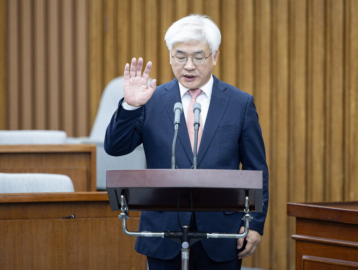 마은혁 헌법재판소 재판관 후보자가 23일 오전 서울 여의도 국회에서 열린 헌법재판소 재판관 선출안 심사를 위한 인사청문회에서 증인선서를 하고 있다. 뉴스1