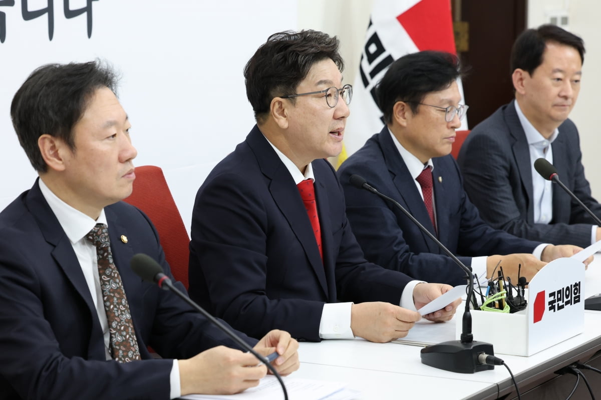 권성동 국민의힘 대표 권한대행 겸 원내대표가 24일 오후 서울 여의도 국회에서 현안 관련 기자간담회를 열고 더불어민주당의 한덕수 대통령 권한대행 국무총리 탄핵안을 당론으로 채택한 것에 대해 비판하고 있다. / 사진=뉴스1