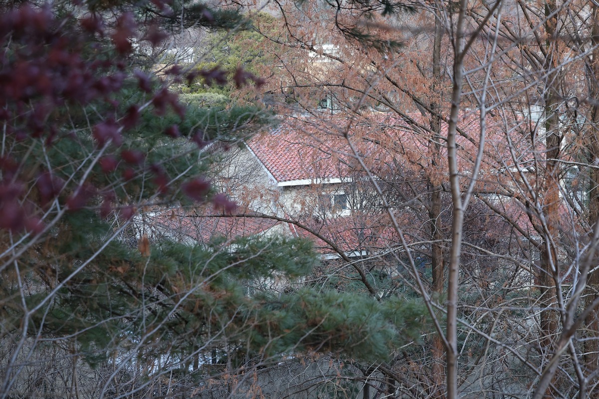  12·3 비상계엄 사태를 수사하는 경찰 국가수사본부 특별수사단이 27일 서울 삼청동 소재 슬롯 무료 사이트 안전가옥(안가)을 압수수색에 나섰다./사진=뉴스1