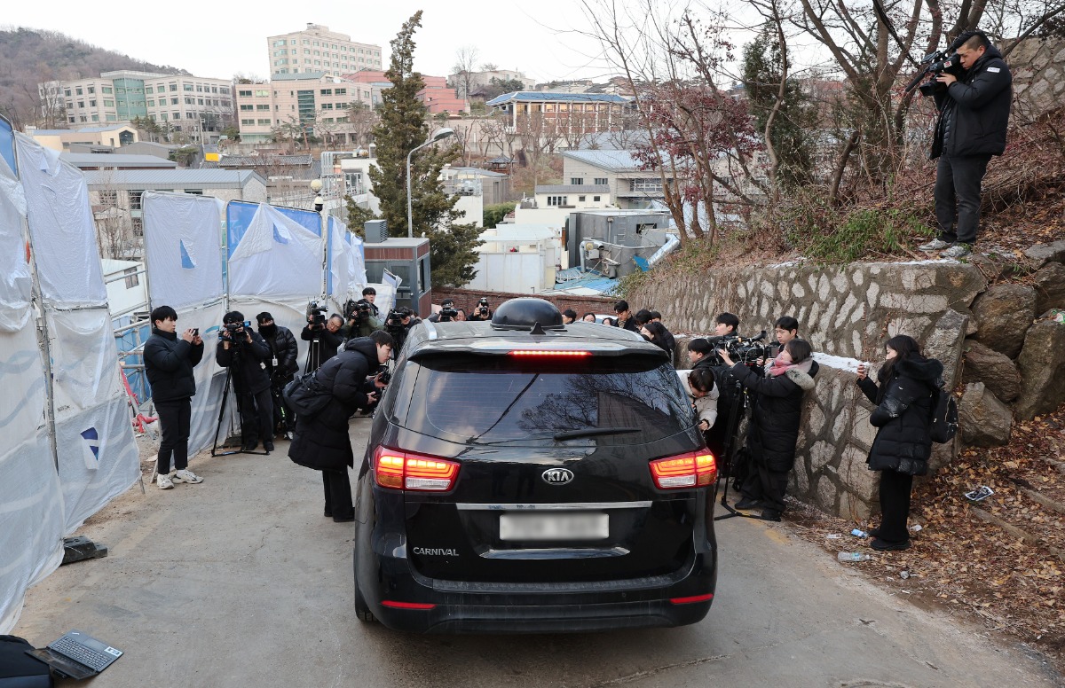 12·3 비상계엄 사태를 수사하는 경찰 국가수사본부 특별수사단이 서울 종로구 삼청동 소재 슬롯 무료 사이트 안전가옥(안가)을 압수수색 중인 27일 오후 안전가옥에서 경찰 측 차량이 나가고 있다. /사진=뉴스1