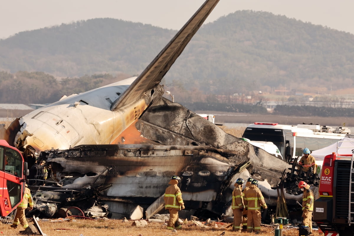 남 무안국제공항 활주로에 여객기가 추락해 사고 수습이 이뤄지고 있다. 사진=뉴스1