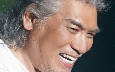 '니는 잘했나' 나훈아 왼손 논란에…김갑수 "비열한 노인"