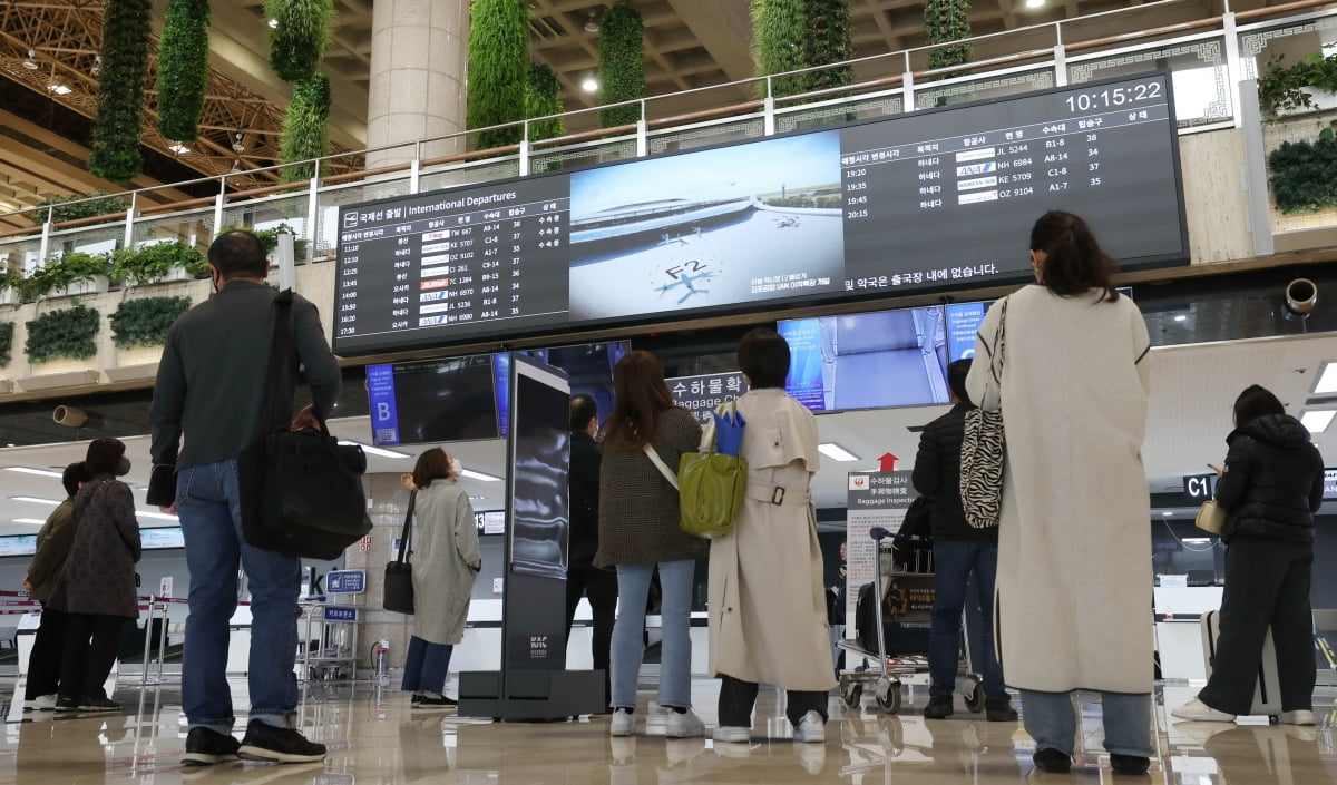 서울 강서구 김포국제공항 일본항공 체크인 카운터에서 승객들이 발권을 하기 위해 기다리고 있다. 사진=김범준 기자