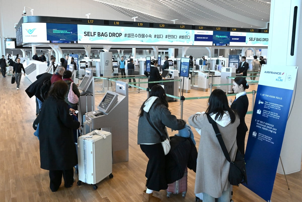 인천국제공항 제2여객터미널에서 이용객들이 출국 수속을 하고 있다. 사진=최혁 기자