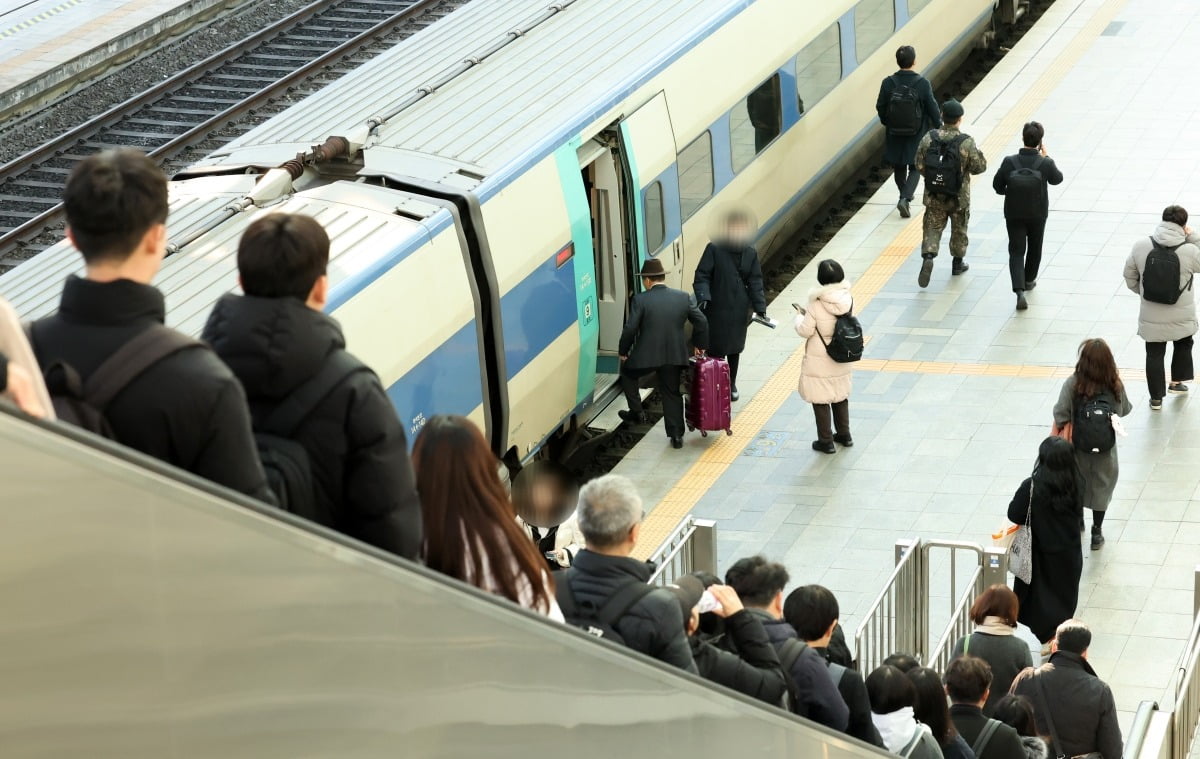 KTX 열차를 이용하는 시민들이 열차에 올라타고 있다. 사진=이솔 기자