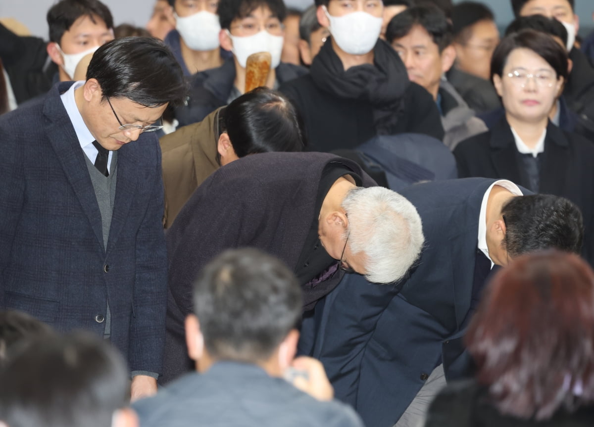 김이배 제주항공 대표이사가 지난달 29일 전남 무안군 무안국제공항에서 유가족들을 만나 사과하고 있다. /사진=최혁 기자