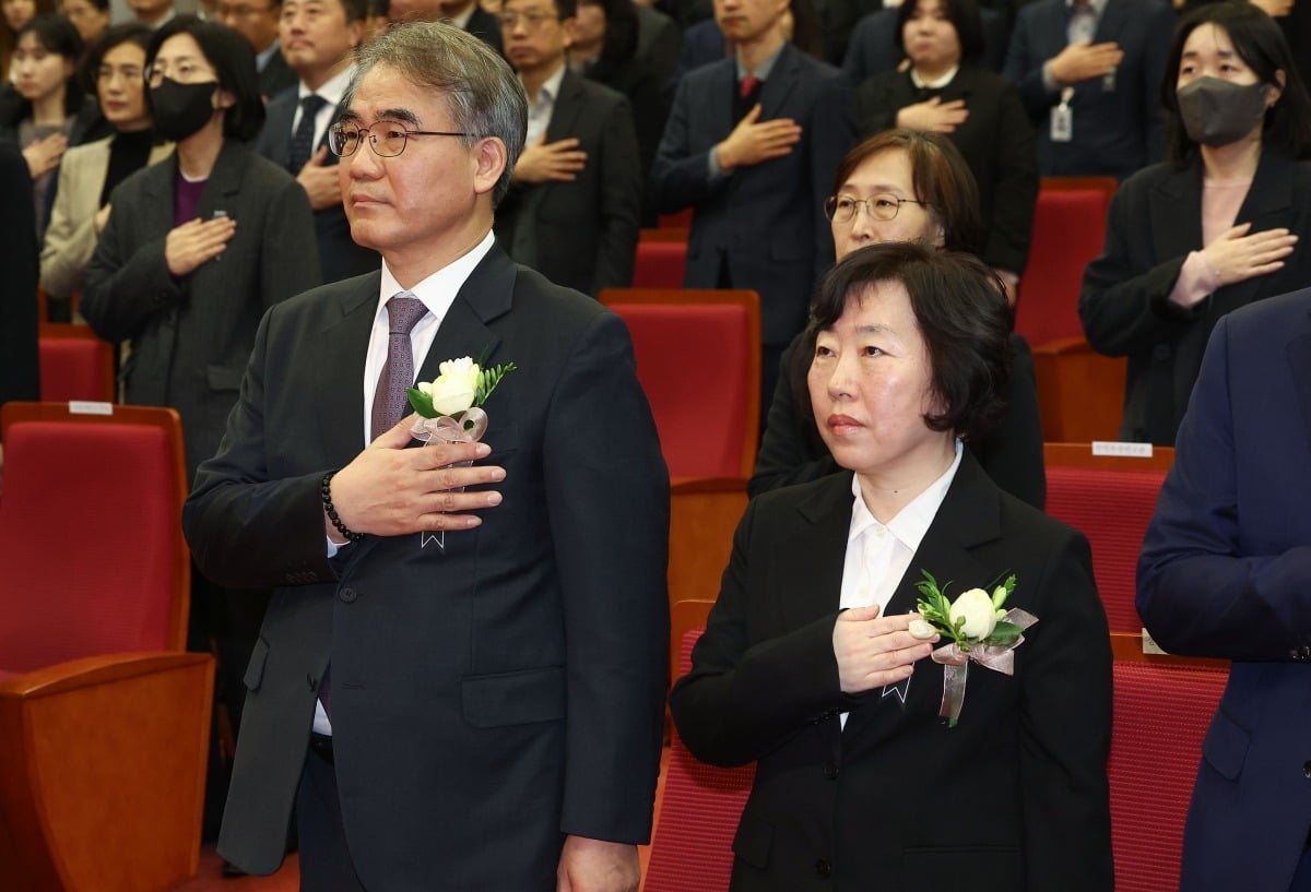 정계선(앞줄 오른쪽)·조한창 신임 헌법재판관이 2일 오전 서울 재동 헌법재판소에서 열린 취임식 및 시무식에서 국기에 경례하고 있다. 연합뉴스