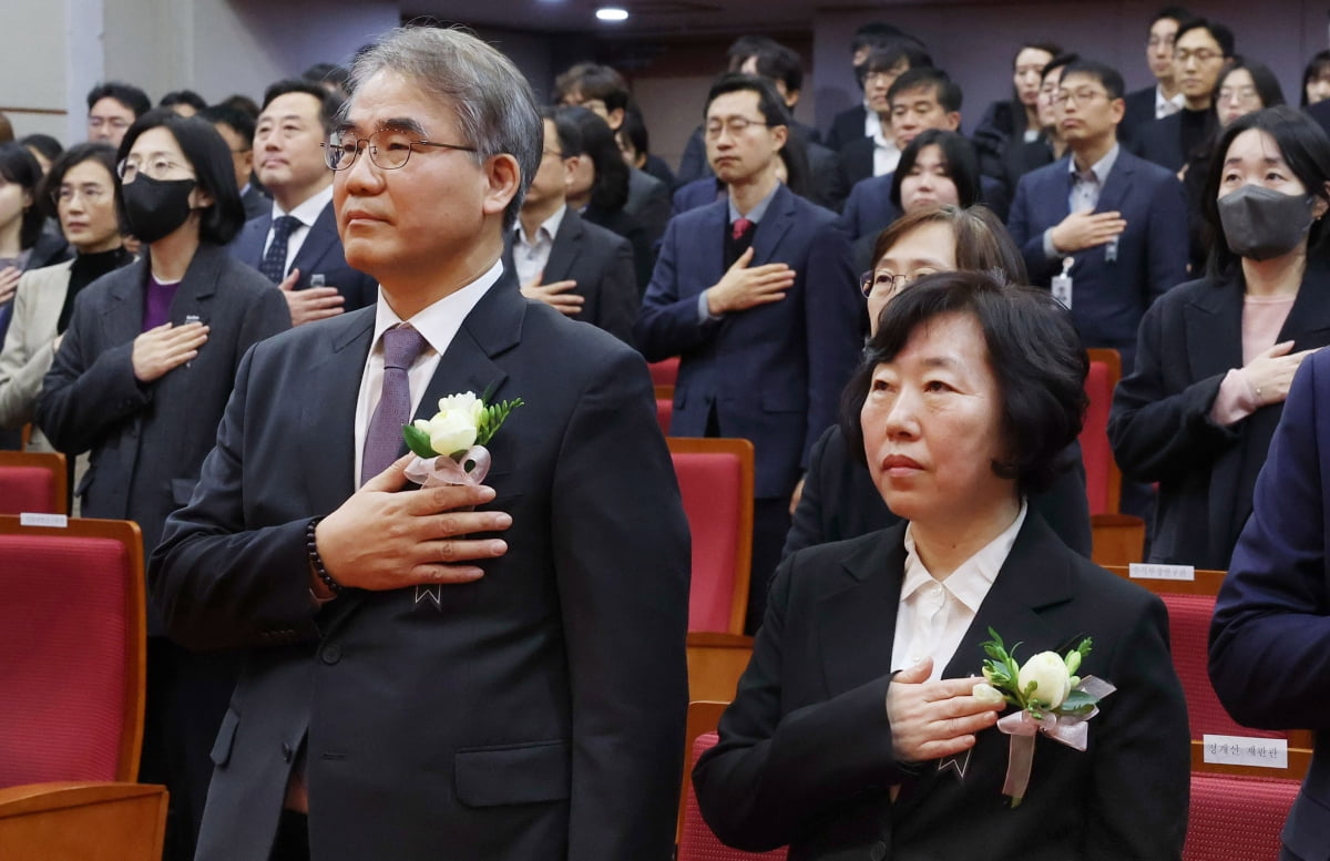 정계선, 조한창 신임 헌법재판관을 비롯한 헌법재판관들이 2일 오전 서울 종로구 헌법재판소에서 열린 취임식 및 시무식에서 국기에 경례하고 있다. /사진=김범준 기자