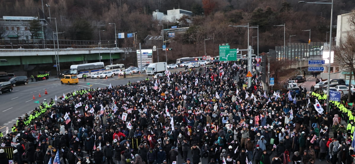 [포토] 한남동 관저 인근 도로 가득 메운 尹 지지자들