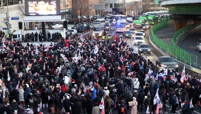  한남동 관저 인근 도로 가득 메운 尹 지지자들