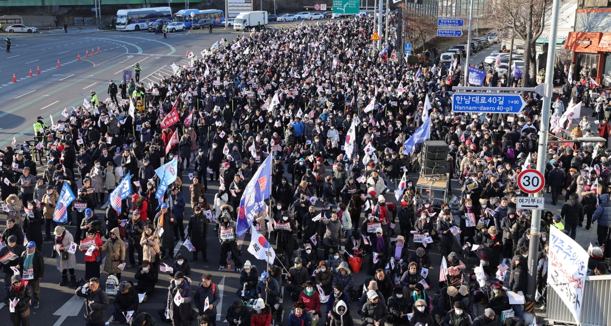 [뉴스 한줌] 윤 대통령 관저 앞 아수라장...보수·진보 몸싸움