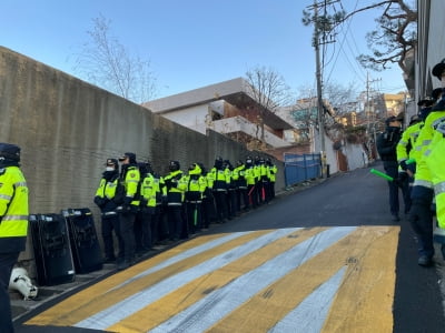 [속보] 尹 체포 시도 관저 진입한 공수처, 군부대와 대치 중