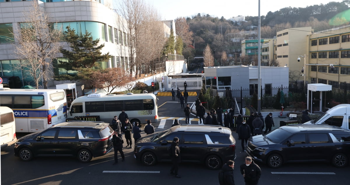 윤석열 대통령의 체포영장을 집행하기 위해 나선 고위공직자범죄수사처 수사관들을 태운 차량이 3일 서울 용산구 한남동 대통령 관저 입구에 도착해 대기하고 있다./사진=김범준 기자