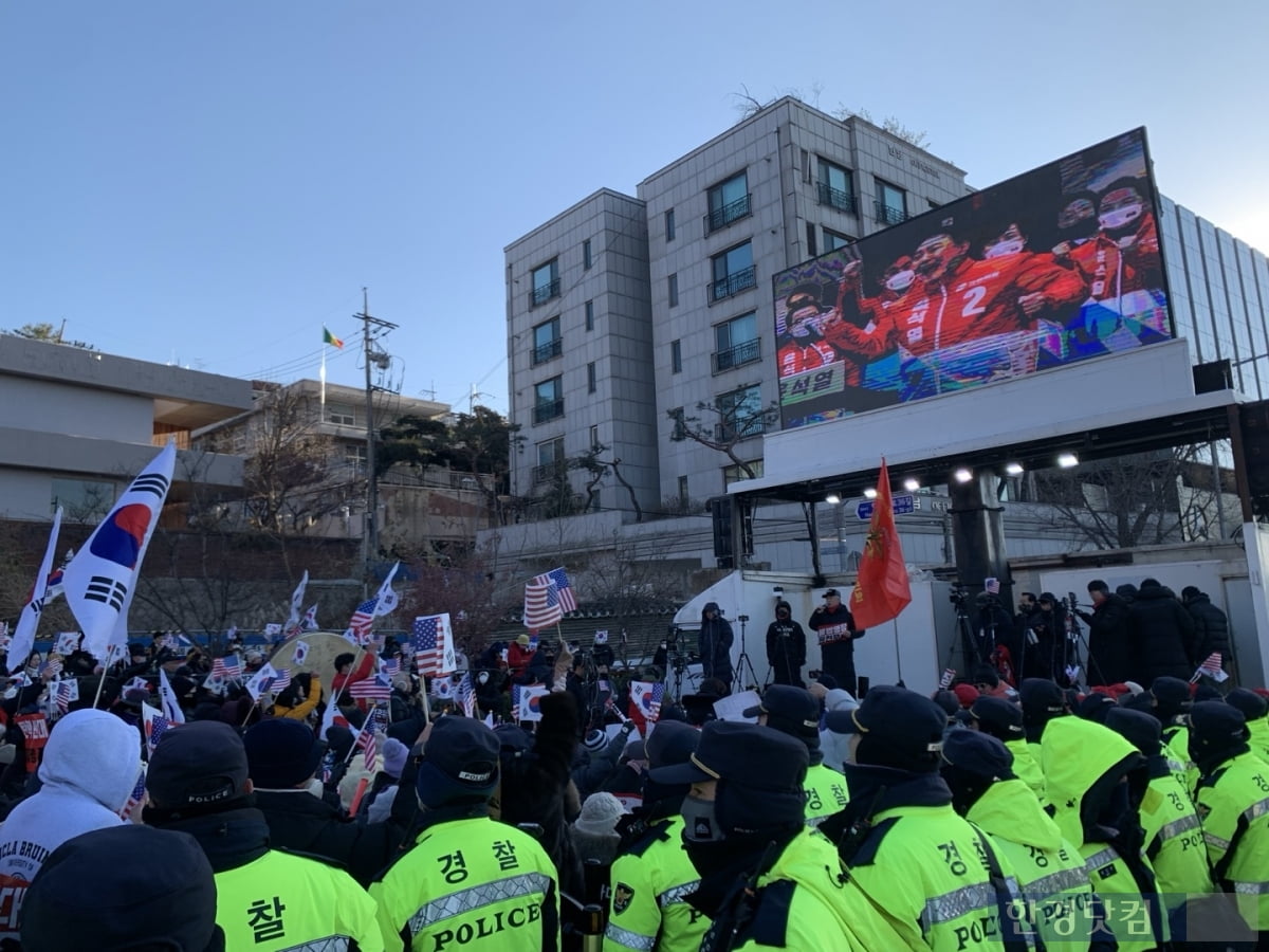 3일 서울 한남동에서 열린 윤석열 대통령 지지자들의 체포영장 집행 반대 집회. / 사진=홍민성 기자