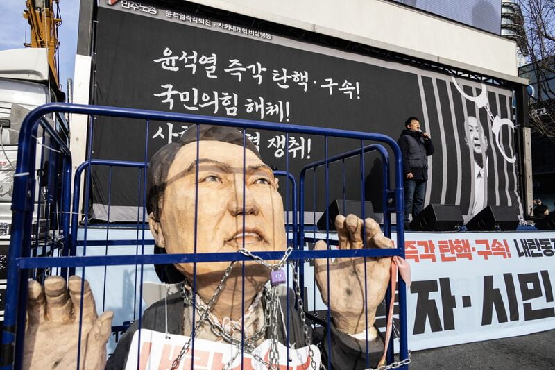 지난달 12일 서울에서 열린 윤석열 탄핵 촉구 시위에 나타난 윤석열 대통령의 인형. 블룸버그는 이 사진을 3일 윤 대통령의 체포영장 집행 상황을 보도하며 사용했다./사진=블룸버그(Jean Chung)