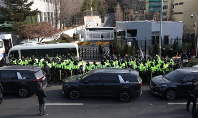 [속보] 5시간 대치 끝에…공조본 "尹 체포카지노 룰렛 집행 중지"