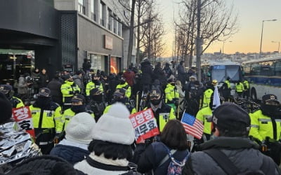 "대통령 지켜라" 尹 체포 시도에 관저 앞 '일촉즉발'